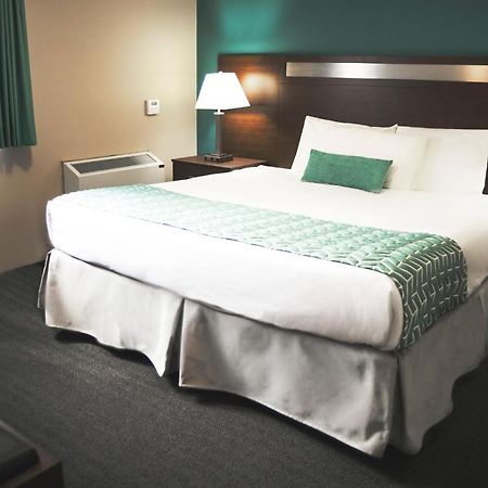 מלון קווסנל Ramada By Wyndham מראה חיצוני תמונה