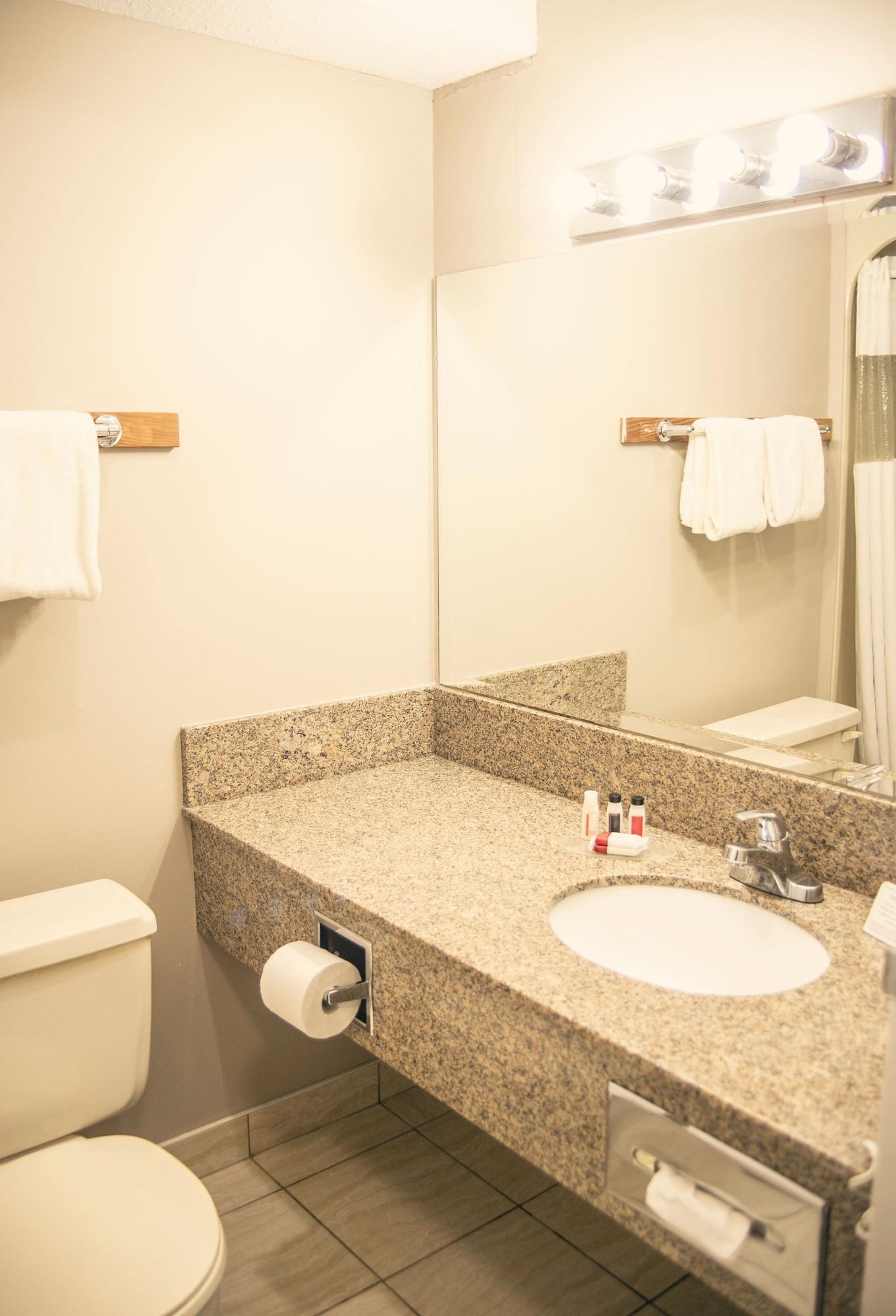 מלון קווסנל Ramada By Wyndham מראה חיצוני תמונה