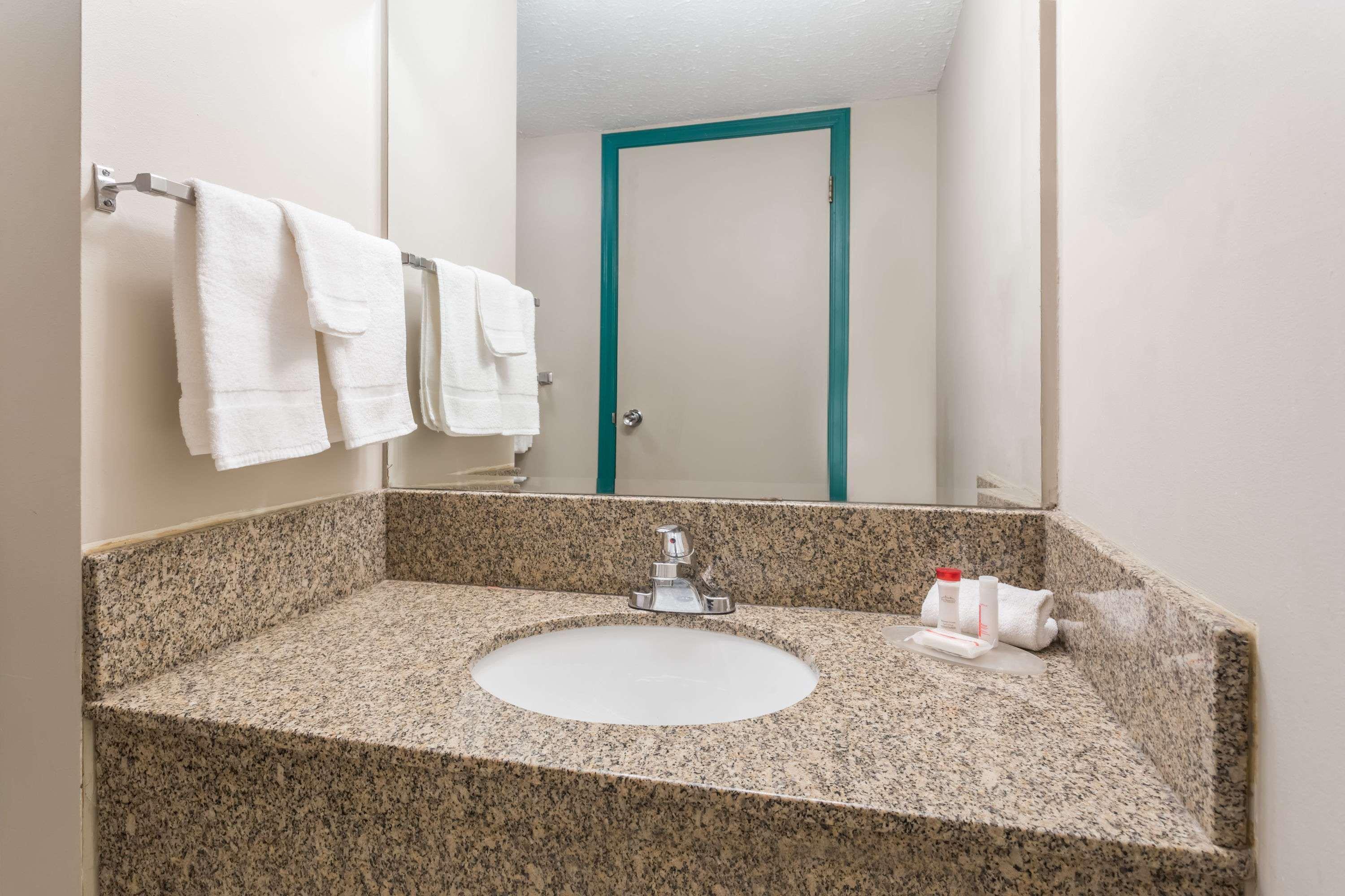 מלון קווסנל Ramada By Wyndham מראה חיצוני תמונה