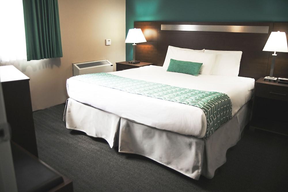 מלון קווסנל Ramada By Wyndham מראה חיצוני תמונה