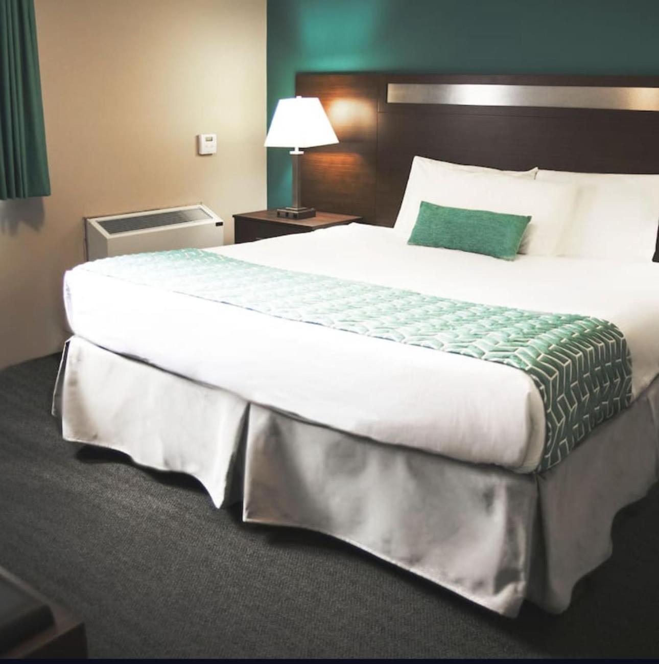 מלון קווסנל Ramada By Wyndham מראה חיצוני תמונה